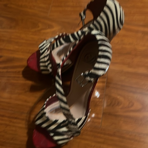 🔥🔥ladies Zebra print heels🔥🔥 - Picture 4 of 5